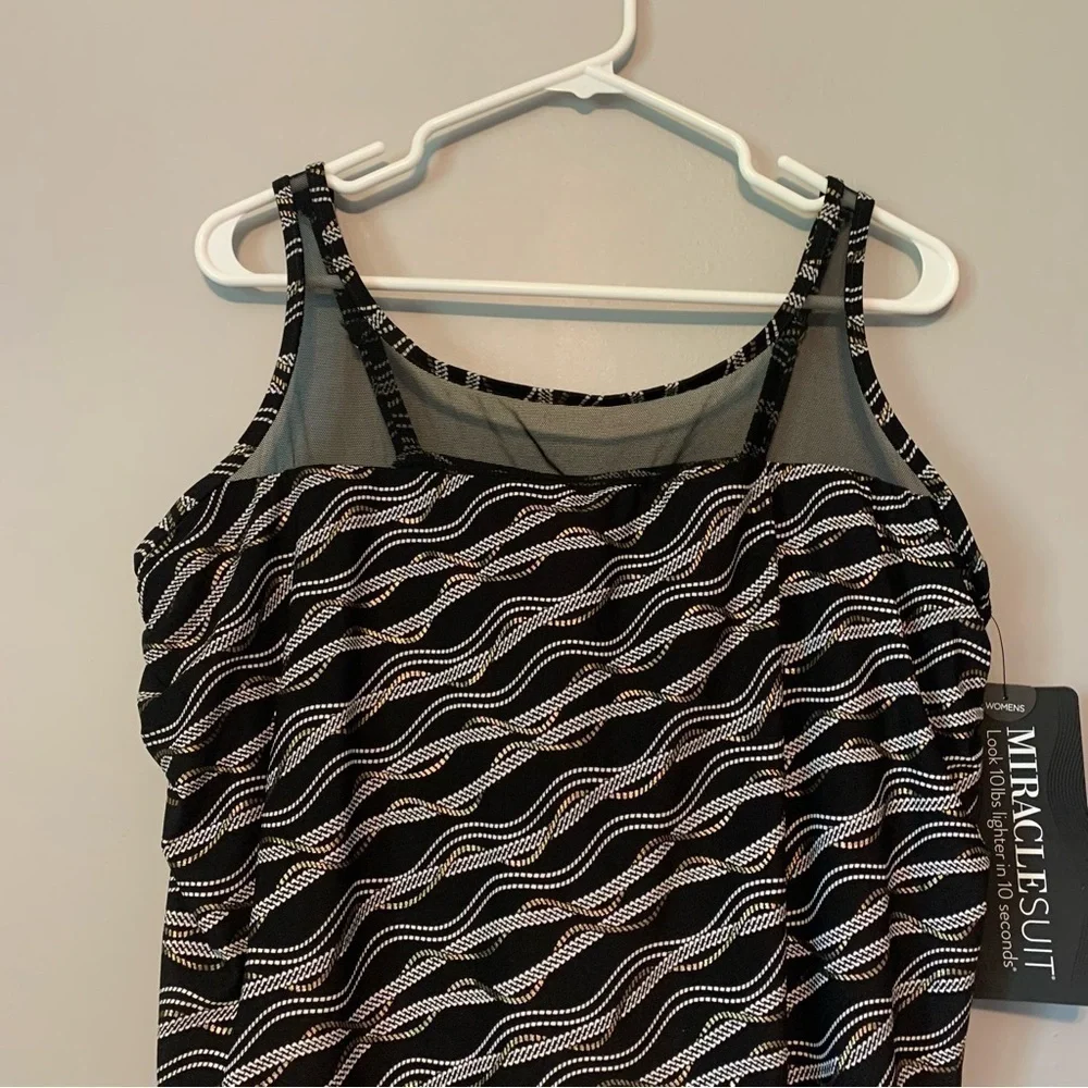 NWT. MIRACLESUIT Linked In Mirage Tankini Swim Top
